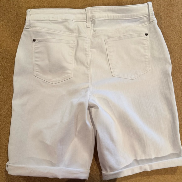 White Chico’s Perfect Stretch Girlfriend Denim Shorts Chico’s Sz 2 - Picture 2 of 3